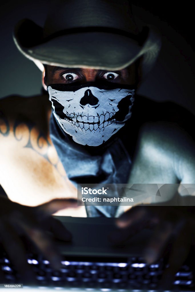 Pirata hacker con Cappello da cowboy - Foto stock royalty-free di Ladro