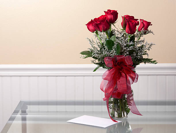 cartão e rosas - rose valentines day bouquet red - fotografias e filmes do acervo