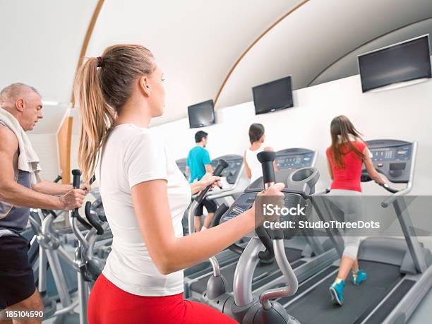 Corriendo En La Máquina Trotadora Foto de stock y más banco de imágenes de Actividad - Actividad, Actividades y técnicas de relajación, Adulto