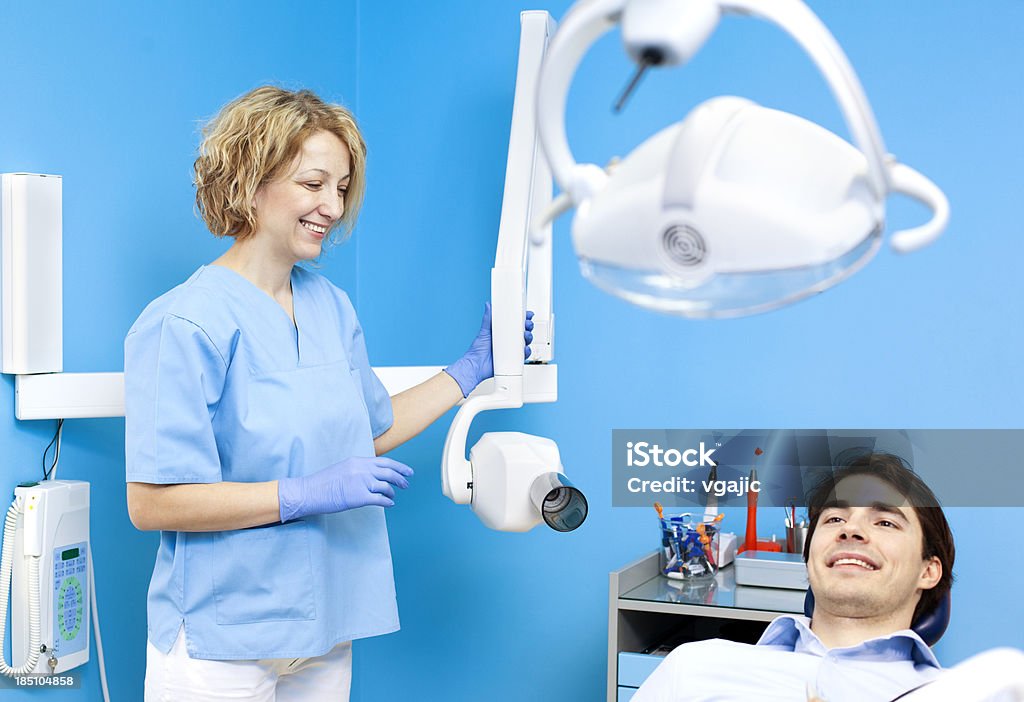 Dentiste professionnelle pour préparer aux rayons X Patient - Photo de Adulte libre de droits