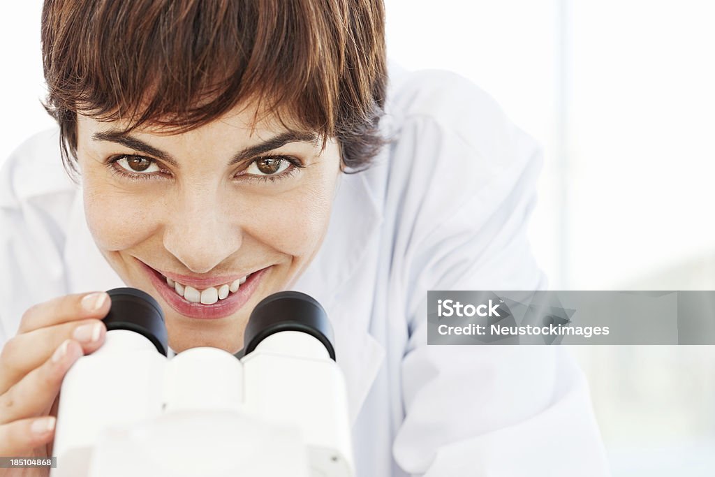Patologista feminino usando Microscópio - Foto de stock de 30 Anos royalty-free