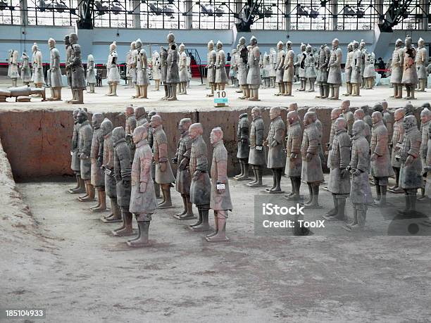 Photo libre de droit de Soldats En Terre Cuite De La Restauration banque d'images et plus d'images libres de droit de Archéologie - Archéologie, Armée, Armée en terre cuite de l'empereur Qin Shi Huangdi