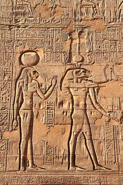 parede de alívio, hypostyle hall, templo de khnum, esna, egito - temple of luxor hypostyle hall - fotografias e filmes do acervo