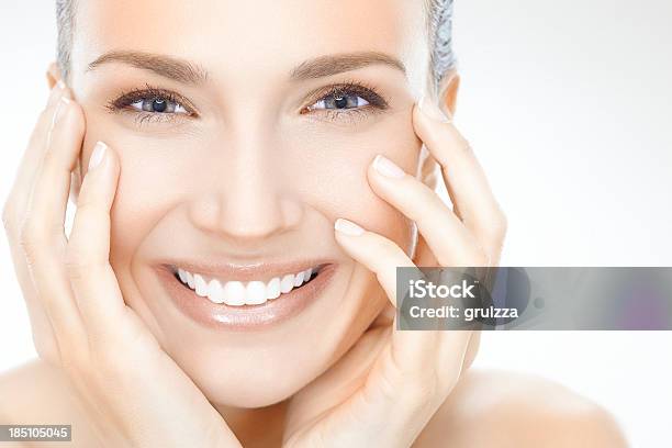 Donna Sorridente Con Viso Con Le Mani - Fotografie stock e altre immagini di Donne - Donne, Bianco, Nudo