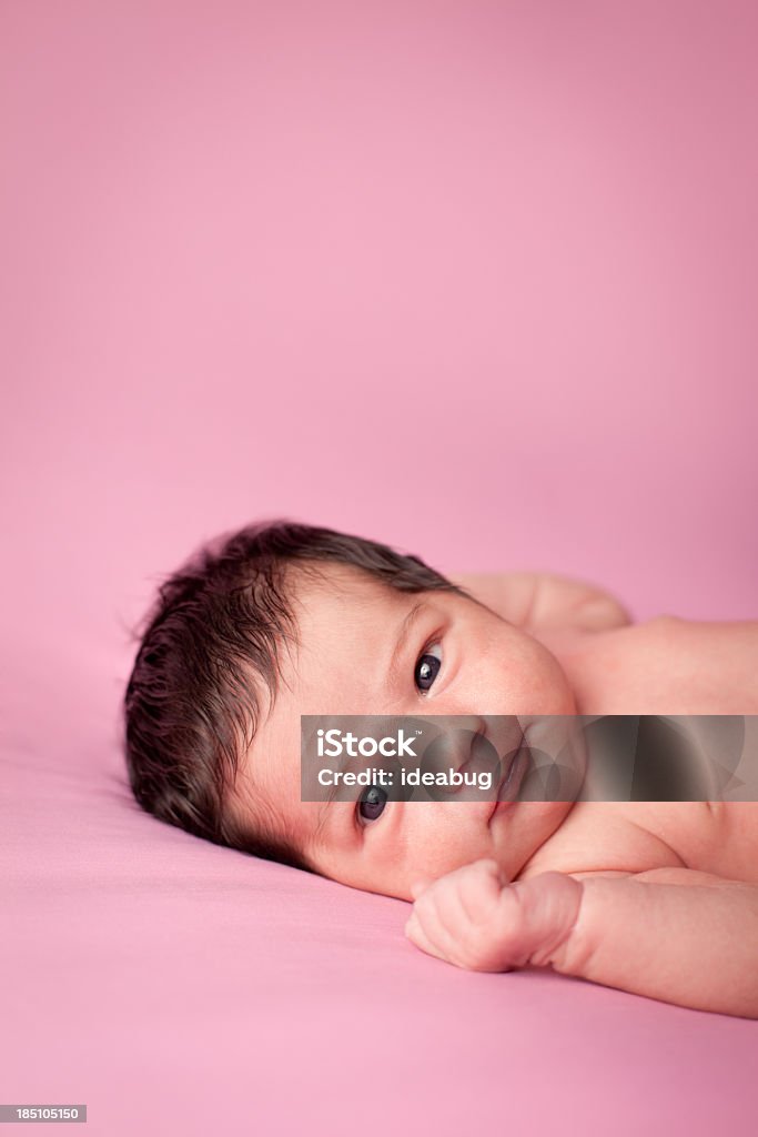 新生児の女の子カメラ目線、コピースペース付き - 赤ちゃんのロイヤリティフリーストックフォト