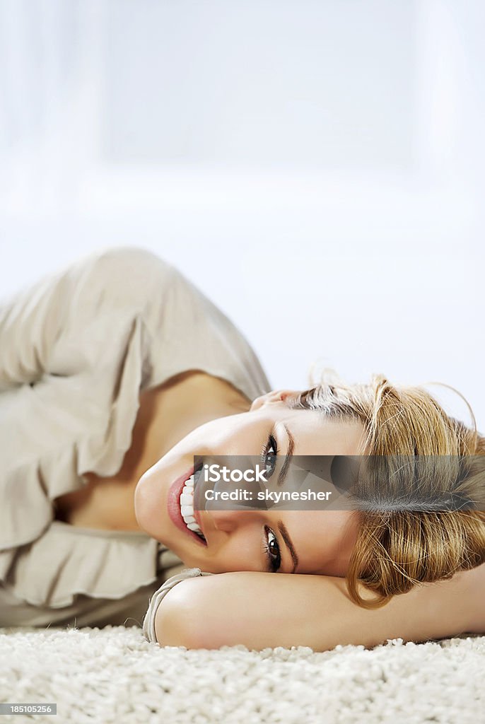 Retrato de una bella mujer rubia. - Foto de stock de Acostado libre de derechos