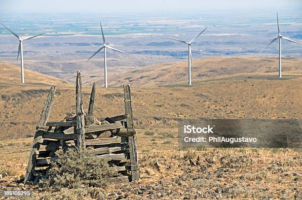 Antigua Valla Post Y Turbinas Eólicas En El Paso Foto de stock y más banco de imágenes de Aerogenerador - Aerogenerador, Agricultura, Artemisia tridentata
