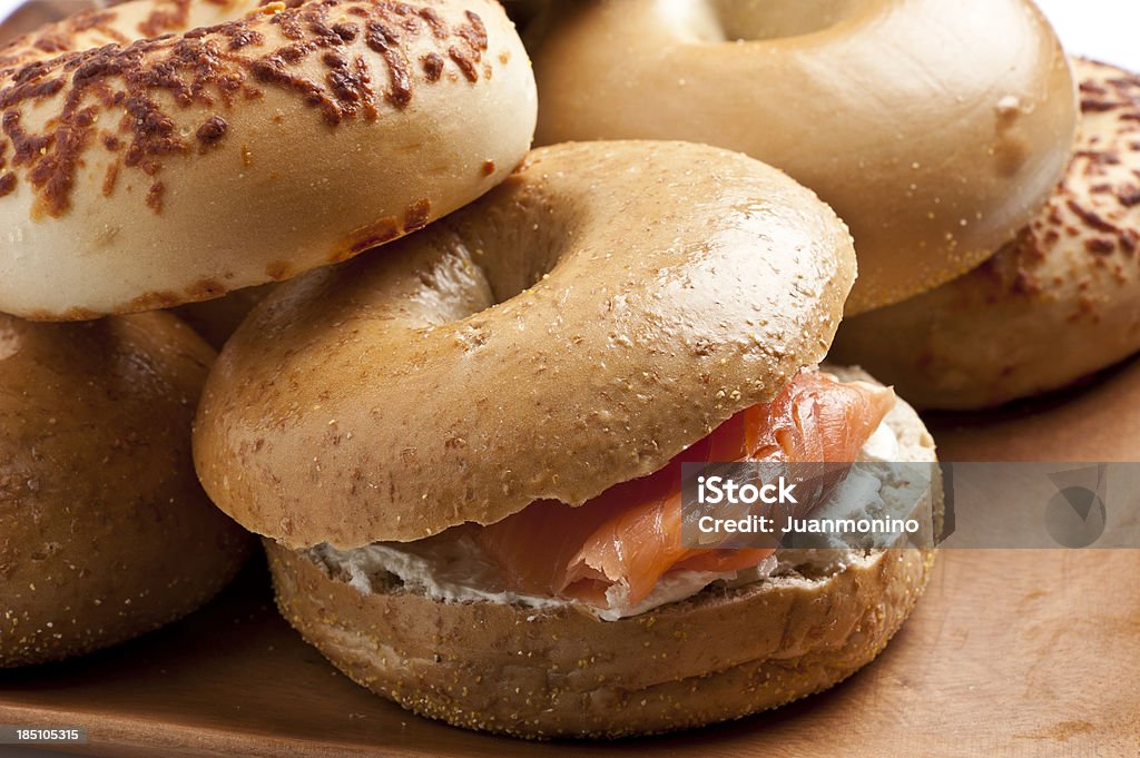 Bagels mit Frischkäse und geräuchertem Lachs - Lizenzfrei Bagel Stock-Foto