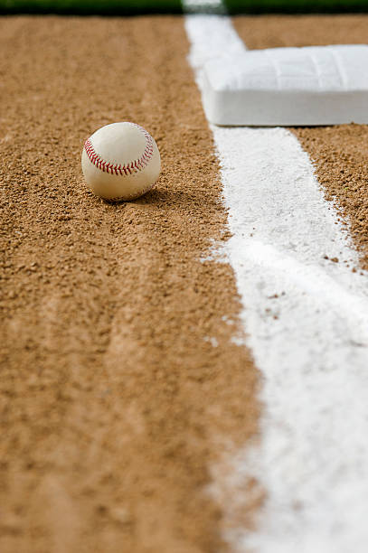 бейсбольная фол мяч - baseline baseball single line dirt стоковые фото и изображения