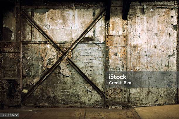 Grunge Muro De Un Origen Industrial Interior Foto de stock y más banco de imágenes de Fábrica - Fábrica, Pared, Fondos