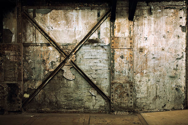 mur de grunge d'un intérieur industriel abandonné - rusty city life metal rust photos et images de collection