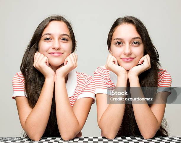 Glücklich Twin Sisters Stockfoto und mehr Bilder von Zwilling - Zwilling, Teenager-Alter, Schwester