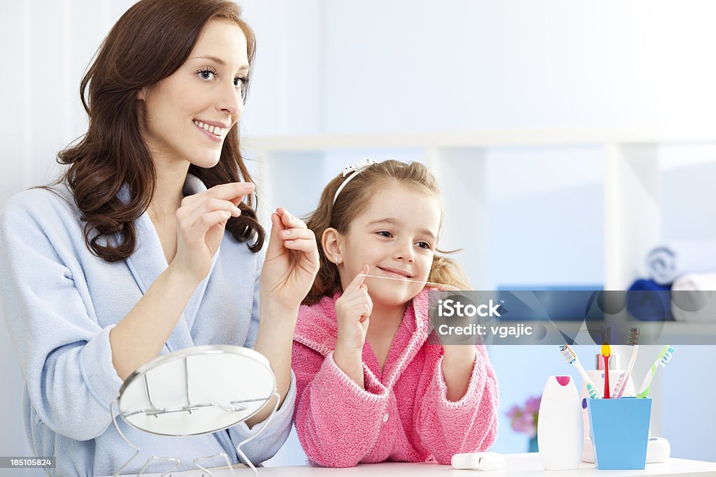 母と子 flossing の歯一緒 - デンタルフロスのロイヤリティフリーストックフォト