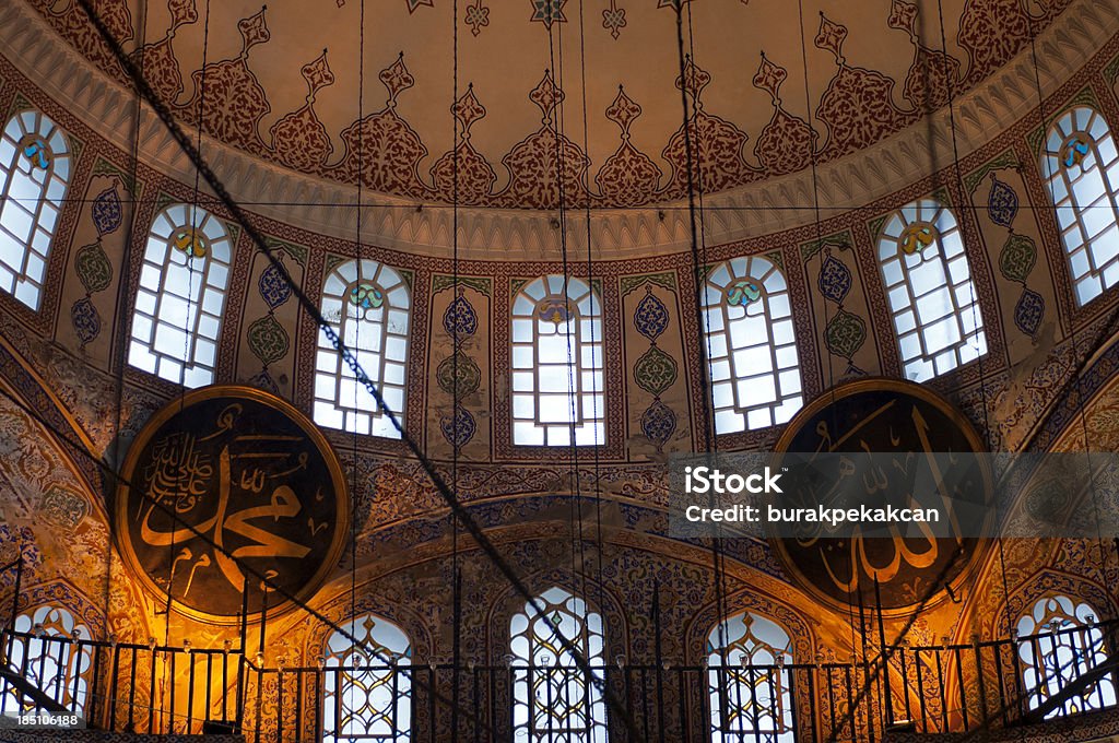 Interior da nova, a Mesquita Yeni Cami Eminonu, em Istambul, Turquia - Foto de stock de Cultura turca royalty-free