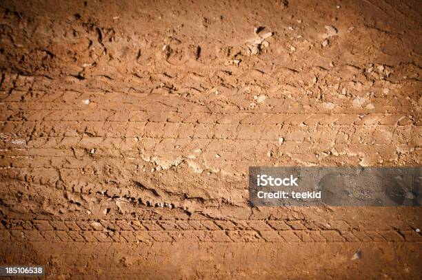 Photo libre de droit de Muddy Route Avec Traces De Pneus Du Véhicule banque d'images et plus d'images libres de droit de Chemin de terre - Chemin de terre, Effet de texture, Texture