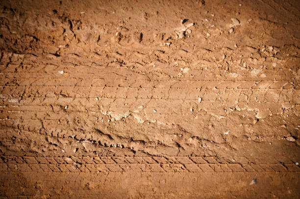 schizzo di strada con tracce di pneumatici del veicolo - dirt road road desert road gravel foto e immagini stock