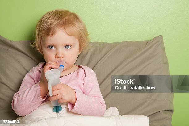 Foto de Menina Usando Inaladornebulizador e mais fotos de stock de Beleza - Beleza, Bombinha de Asma, Bronquite