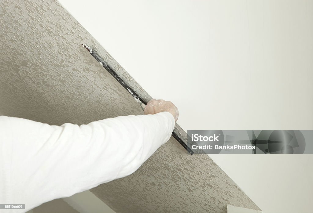 Trabajador Troweling pared de barro en un techo para Knockdown textura - Foto de stock de Con textura libre de derechos