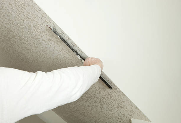 Trabajador Troweling pared de barro en un techo para Knockdown textura - foto de stock