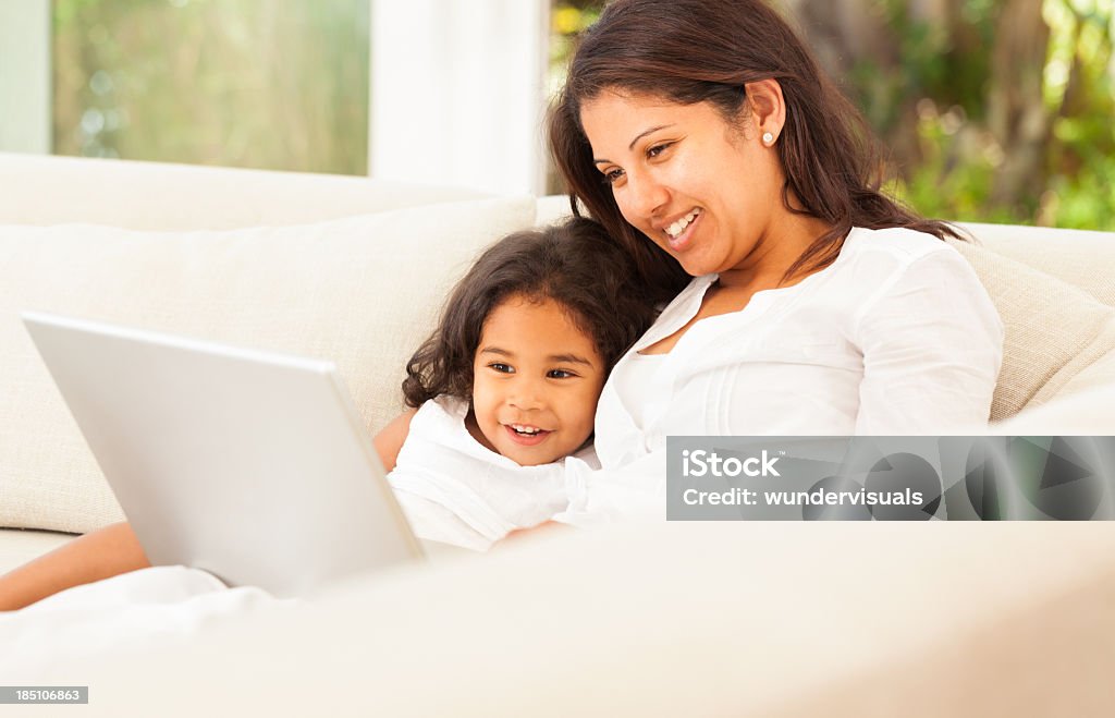 Madre lavorando sul portatile con la figlia - Foto stock royalty-free di Bambino