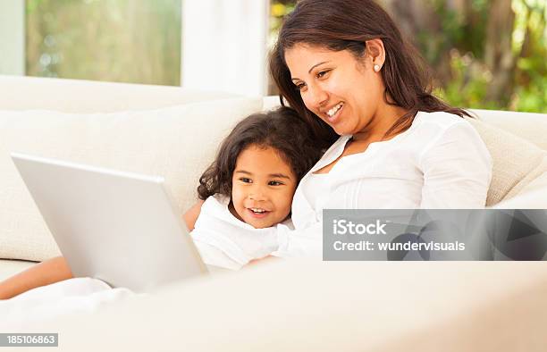 Foto de Mãe Com Filha Trabalhando No Laptop e mais fotos de stock de Criança - Criança, Povo Indiano, Cuidado
