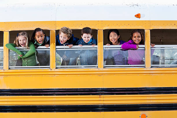 bambini guardando fuori scuola bus finestra - sc0536 foto e immagini stock