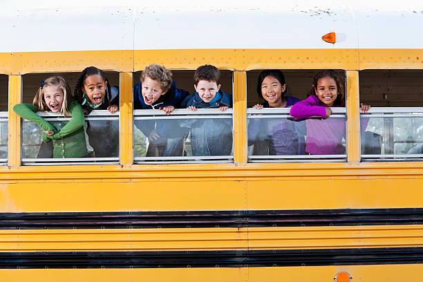 dzieci patrząc na autobus szkolny okno - sc0536 zdjęcia i obrazy z banku zdjęć