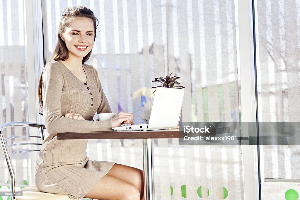 Mujer joven en un café con netbook - Foto de stock de Adolescente libre de derechos