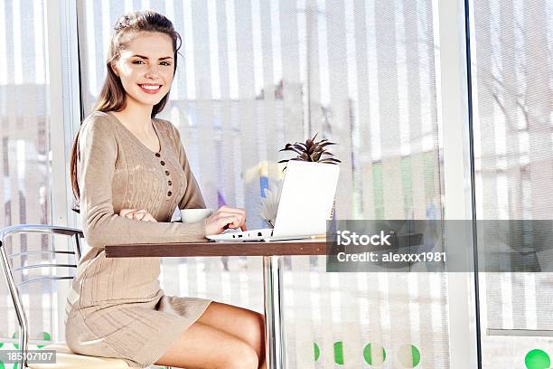 Mujer Joven En Un Café Con Netbook Foto de stock y más banco de imágenes de Adolescente - Adolescente, Adulto, Adulto joven