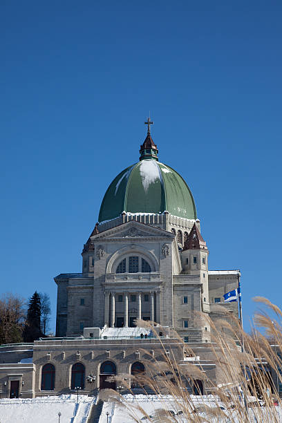 st joseph oratório no inverno, montreal, quebec - st joseph oratory imagens e fotografias de stock