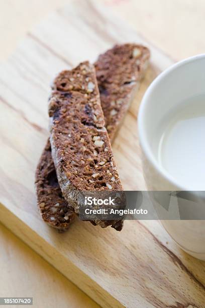 Migdałów I Czekoladowe Ciasteczka Z Mleka - zdjęcia stockowe i więcej obrazów Biscotti di Prato - Biscotti di Prato, Brownie - Deser, Brązowy