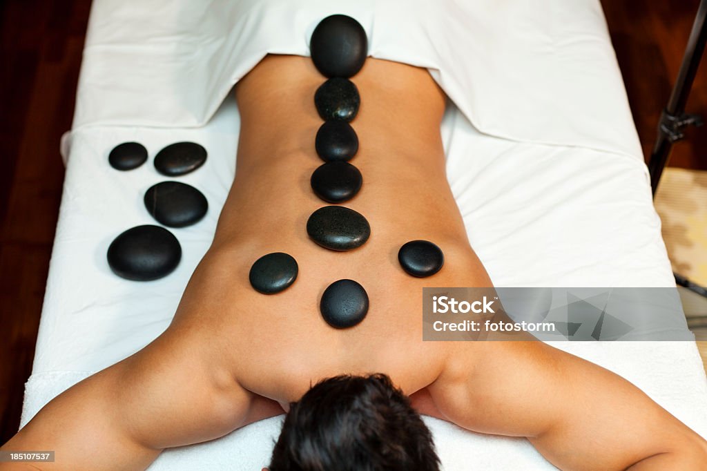 Homme ayant un massage lastone - Photo de Adulte libre de droits