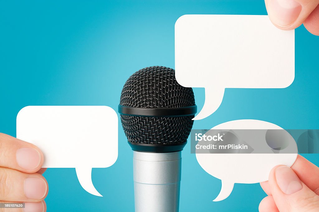 Microfone e três branco discurso bolhas de - Royalty-free Sinal Foto de stock