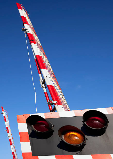 passagem de comboios de duas barreiras e luzes de perigo - railroad crossing railway signal gate nobody imagens e fotografias de stock