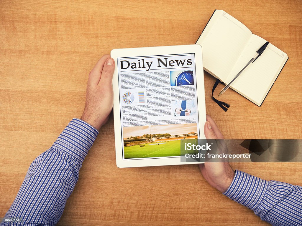 Homem de negócios, trabalhando ler um jornal no tablet digital - Royalty-free Futebol Americano Foto de stock