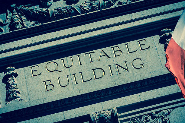 равноправное здание текст в нью-йорке - equitable building стоковые фото и изображения