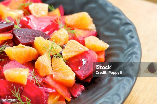 다중 채색기법 비트 및 오렌지 샐러드 검은 플라테 오렌지-감귤류 과일에 대한 스톡 사진 및 기타 이미지 - 오렌지-감귤류 과일, 회향, 비트