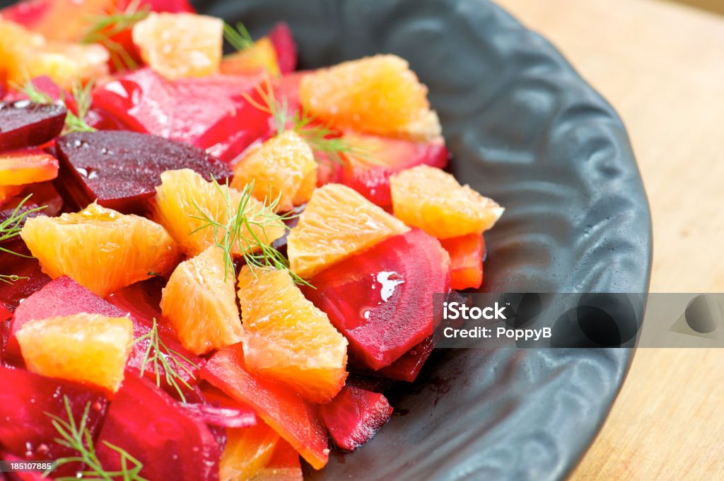 Разноцветная Свёкла и оранжевый салат на черной пластинкой - Стоковые фото Апельсин роялти-фри