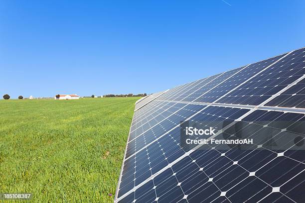 Panele Słoneczne Na Zielone Pole I Błękitne Niebo - zdjęcia stockowe i więcej obrazów Elektrownia - Elektrownia, Elektrownia słoneczna, Energia słoneczna