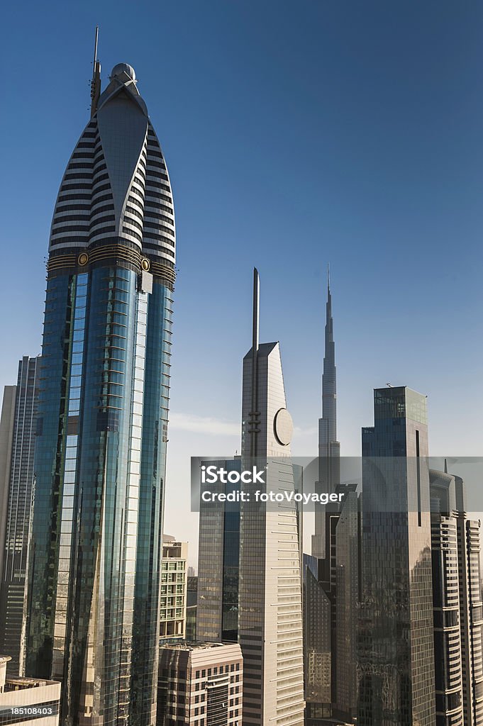 Футуристический Небоскрёб citycape Dubai - Стоковые фото Аравия роялти-фри
