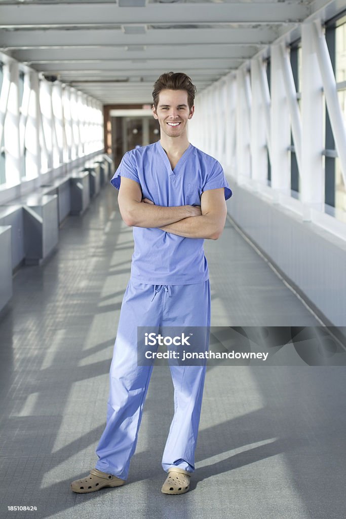 Jovem em azul Uniforme Hospitalar - Royalty-free Enfermeiro Foto de stock