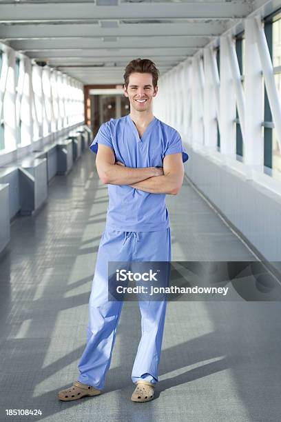 Jovem Em Azul Uniforme Hospitalar - Fotografias de stock e mais imagens de Enfermeiro - Enfermeiro, Retrato, Profissional de enfermagem