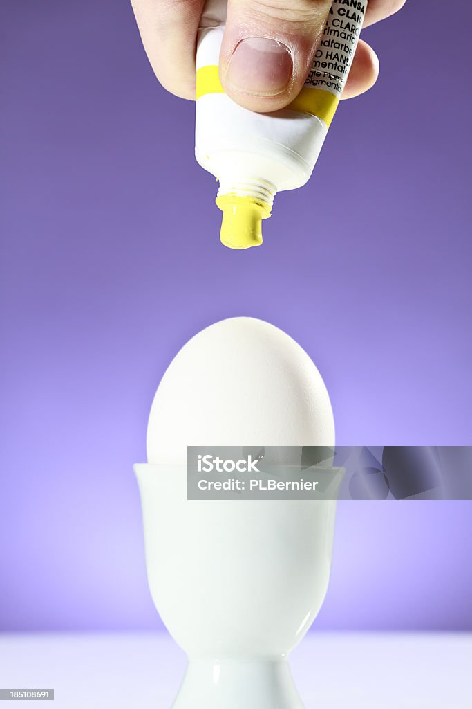 Pintura um ovo de páscoa. - Foto de stock de Amarelo royalty-free