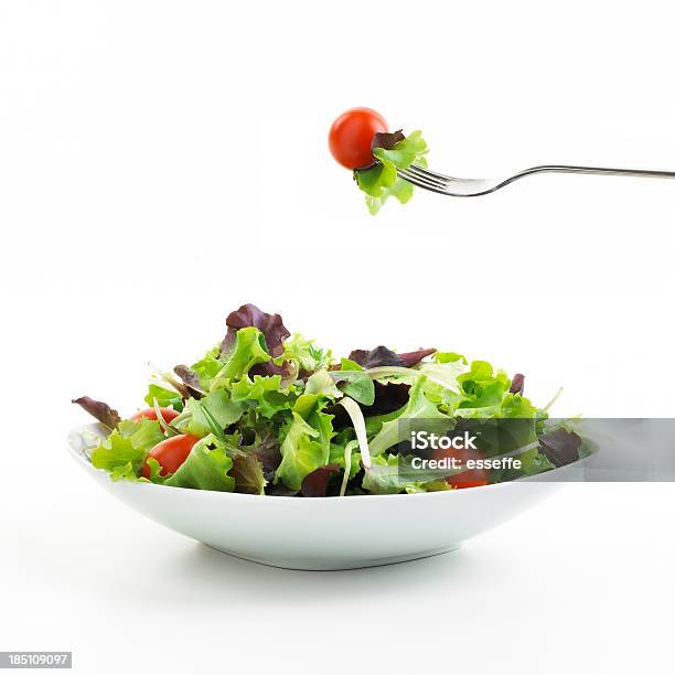 Photo libre de droit de Assiette De Salade Avec Fourchette banque d'images et plus d'images libres de droit de Salade composée - Salade composée, Assiette, Fond blanc