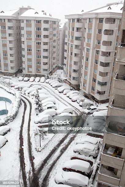 Nieve Coches Y Los Hombres Foto de stock y más banco de imágenes de Aire libre - Aire libre, Aparcar, Arquitectura