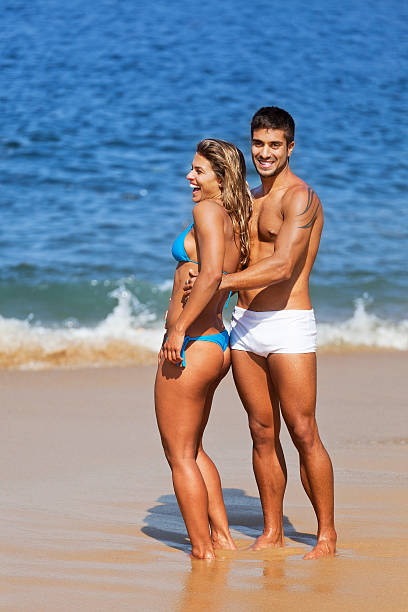 giovane coppia in spiaggia - stubble men tattoo sensuality foto e immagini stock