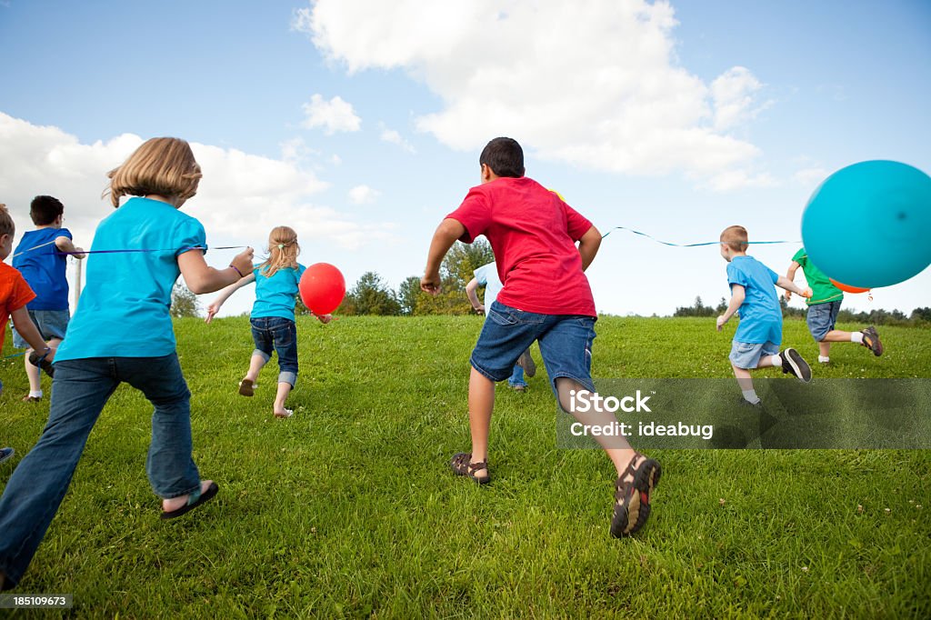 Groupe d'enfants heureux avec des ballons de course, Image en couleur - Photo de 4-5 ans libre de droits