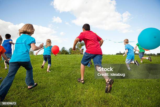 Photo libre de droit de Groupe Denfants Heureux Avec Des Ballons De Course Image En Couleur banque d'images et plus d'images libres de droit de 4-5 ans