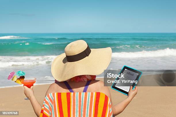 Estate Lettura Ebook Con Computer Tablet Sulla Spiaggia Tropicale - Fotografie stock e altre immagini di Ambientazione esterna