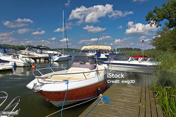 Motorboats En Marina Foto de stock y más banco de imágenes de Adulto - Adulto, Adulto de mediana edad, Agua